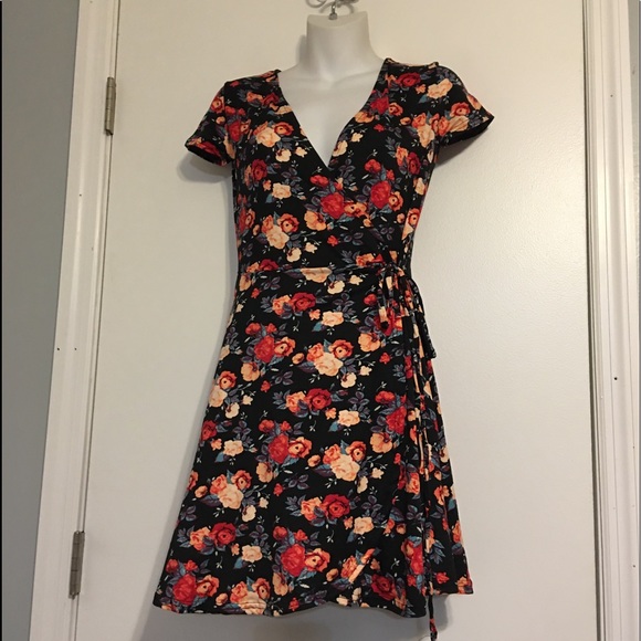 DoubJu v- neckline cap sleeve flared short dress - Picture 5 of 7